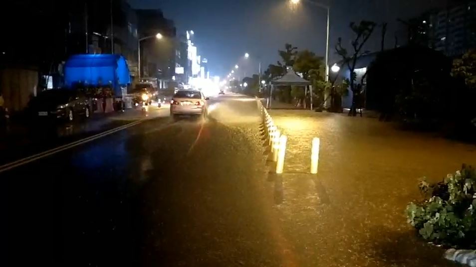 快訊／屏東暴雨來襲 市區光復路已成汪洋一片
