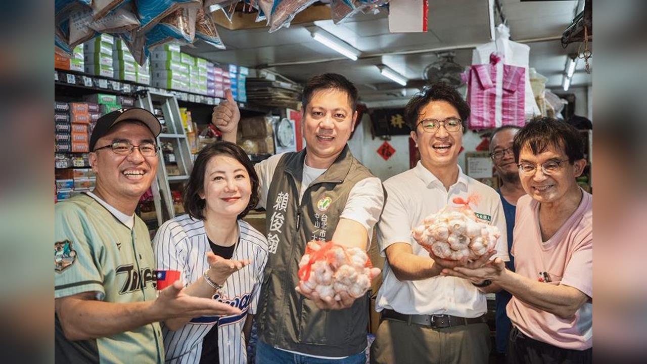 台北順起來！沈伯洋赴大稻埕掃街　議員參選人賴俊翰當領隊介紹家鄉