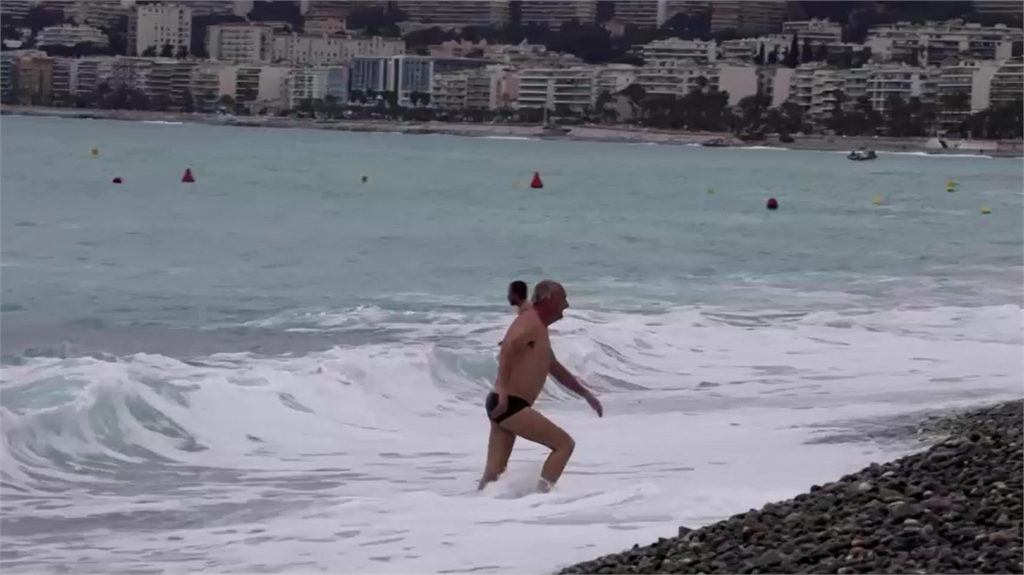 法國尼斯著名海灘重開 只能游泳不能日光浴