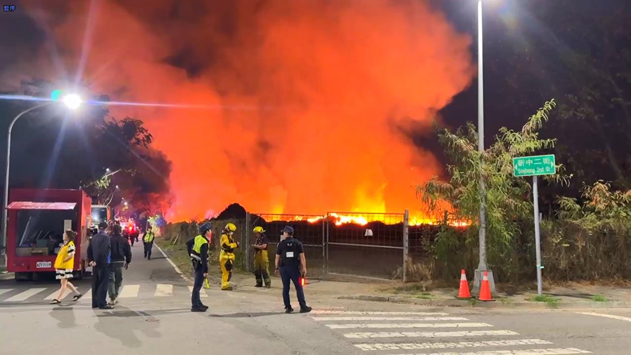 快新聞／新年不平靜！高雄新市鎮空地雜草起火　染紅夜空驚悚畫面曝
