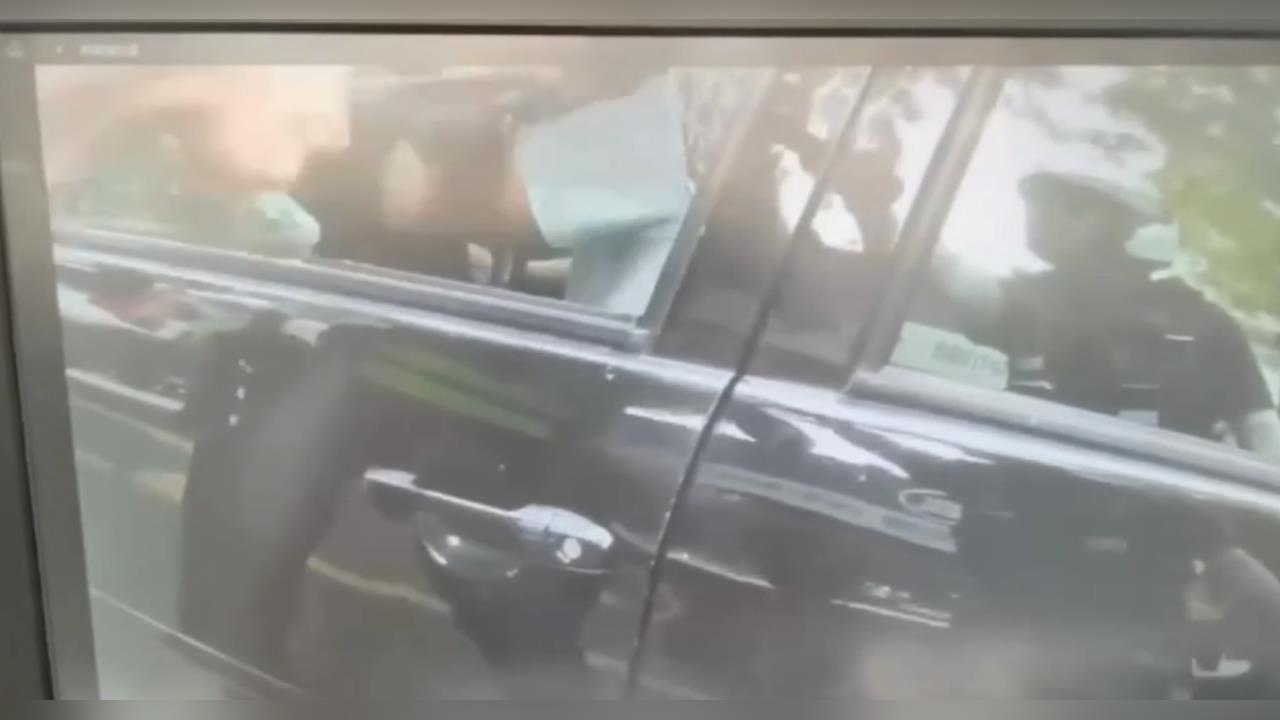 警匪街頭追逐　台中男拒檢狂飆　勇警強勢破窗拉衣領