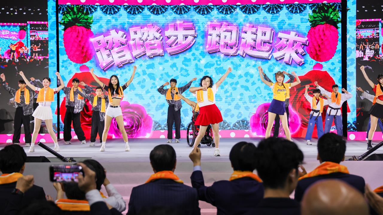 運動部(影)／新世代健康操？中職6隊女孩攜手美鳳老師　揭牌典禮大跳「全民毛巾操」