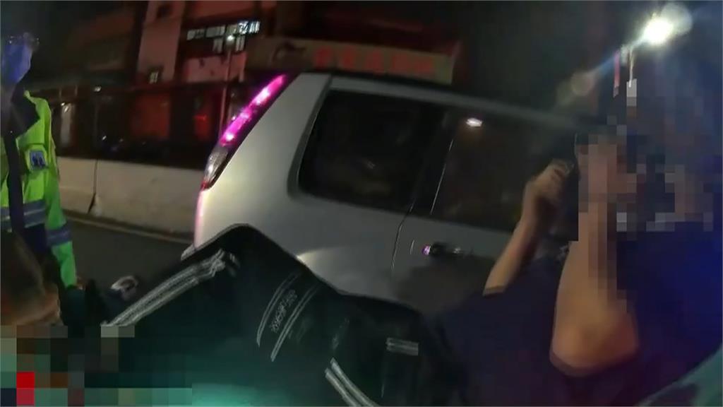演技太差！通緝男遇臨檢裝癲癇發作　車內起出毒品遭警識破