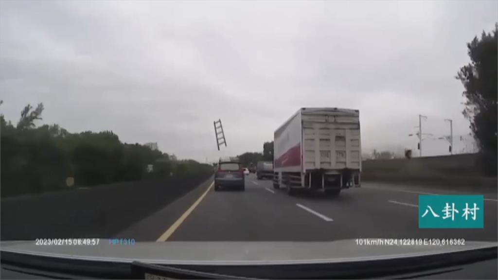 國道血滴子？ 鋁梯沒綁好向後飛　險砸車