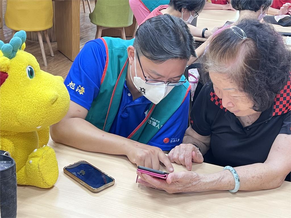 台灣人壽「綠背心」愛無限　志工送暖遍及全臺