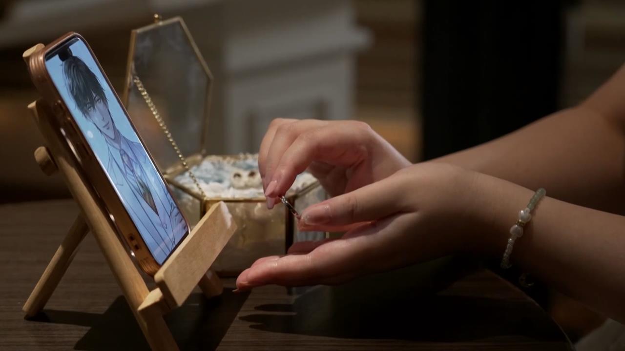 女戴上AR眼鏡投影出「AI老公」影像　舉辦婚禮、戴戒指合照