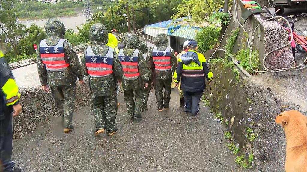 402地震後土石鬆動　國軍助花蓮撤離9村居民