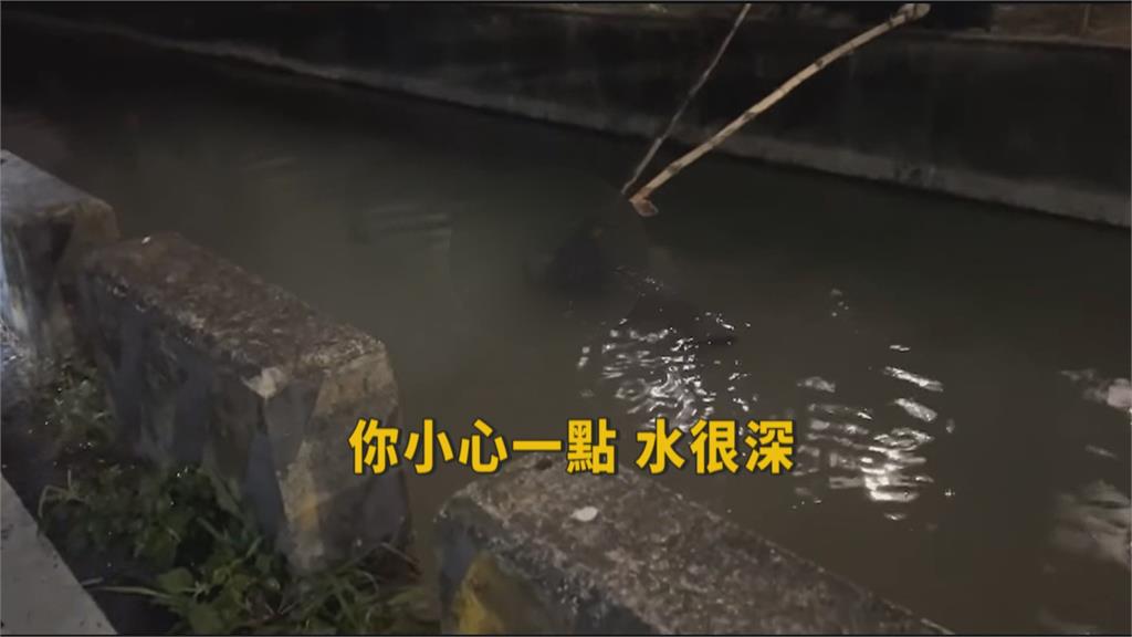 高雄76歲騎士自摔跌落排水溝　民眾協助救援送醫發現「這件事」
