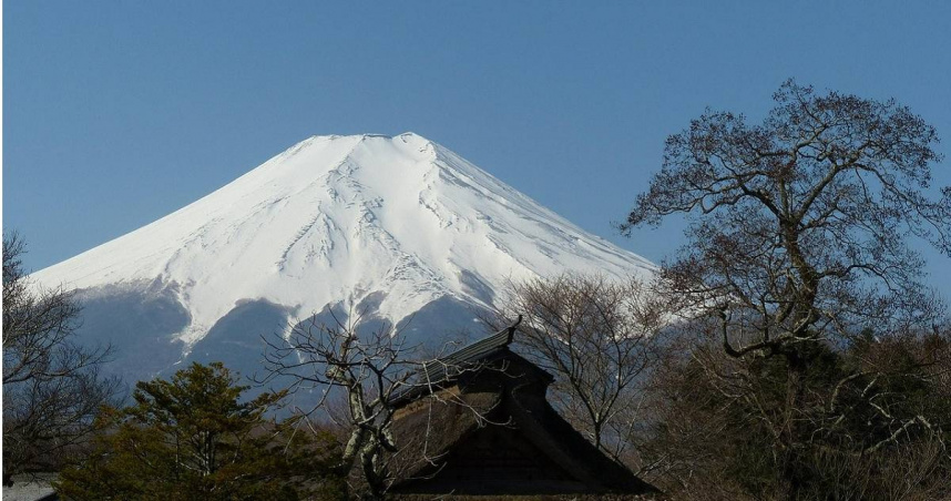 不甩「富士山封山季」違法攻頂！陸男2度險墜谷　官方：去年已21件