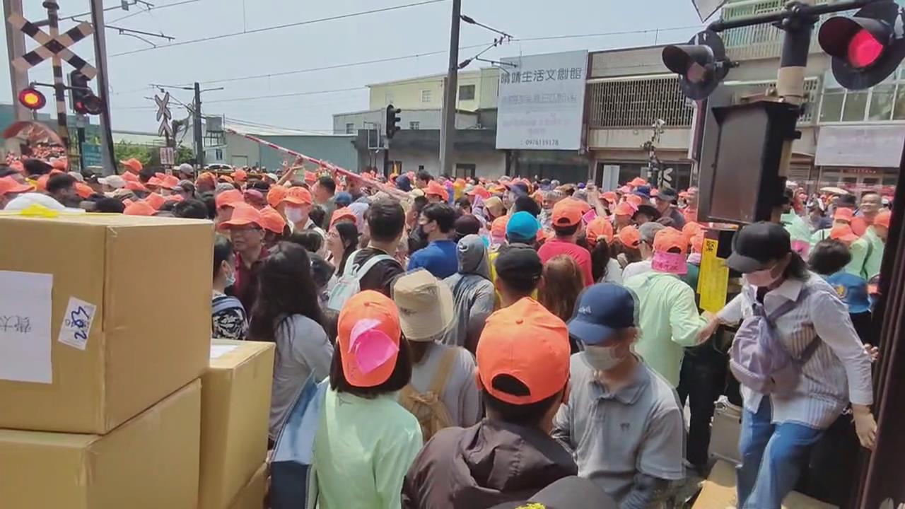 白沙屯媽祖進香深夜起駕! 拱天宮周邊湧大批香燈腳