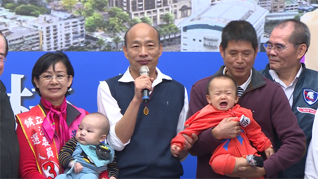 快新聞／尷尬…看寶寶爬行比賽 韓國瑜才輕碰臉頰 下一秒小嬰兒大暴哭
