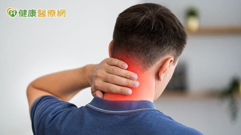 亂按脖子小心「頸動脈竇症候群」　醫：輕者頭暈重則昏倒