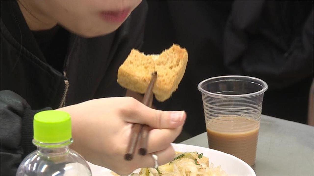 臭豆腐名店插旗台北淪鄰居惡夢！住戶崩潰到「頭髮拔光一片」環保局稽查結果曝