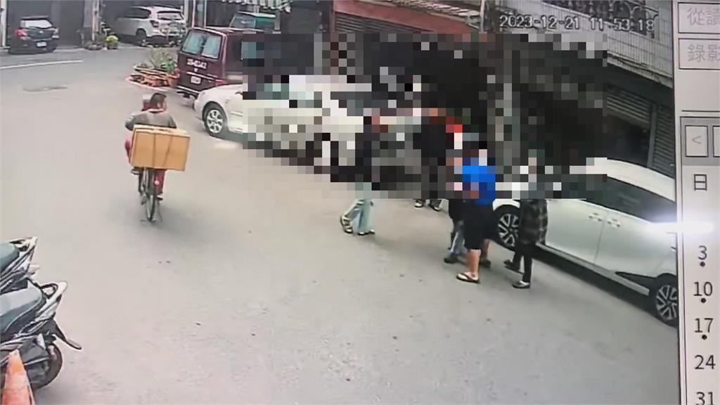 疑停車糾紛釀反目! 麵店老闆持刀與鄰居街頭扭打