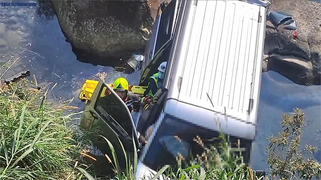 快新聞／勘查吊橋卻掉落溪底！3人受困廂型車　苗栗消防吊掛救出幸無大礙