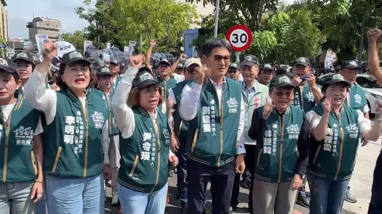 九合一選戰登記截止日 劉建國獲支持者簇擁壓線登記