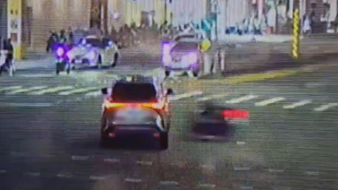 高雄驚悚車禍！　女駕駛疑搶快右轉　騎士撞上噴飛骨折
