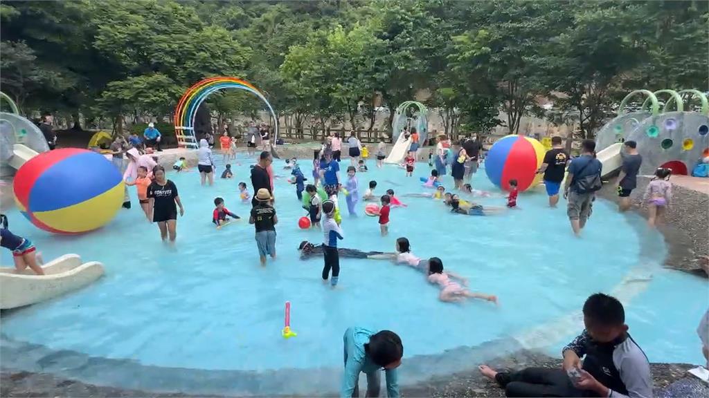 颱風侵襲！「和平島王爺遊江」宣布延期　暖暖親水公園照常開放湧人潮
