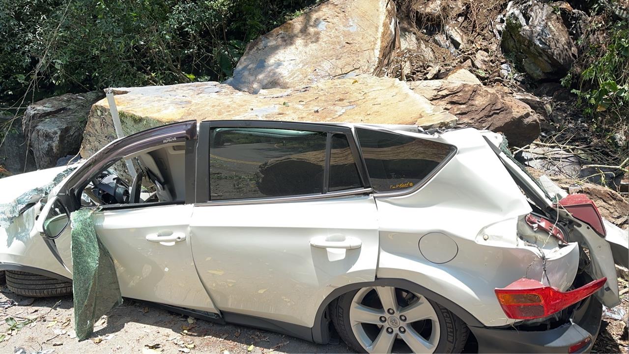 快新聞／烏來落石坍方「小客車被壓扁」　驚悚畫面曝