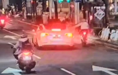 北市男酒後騎單車　伸掌亂拍後照鏡與轎車駕駛互毆