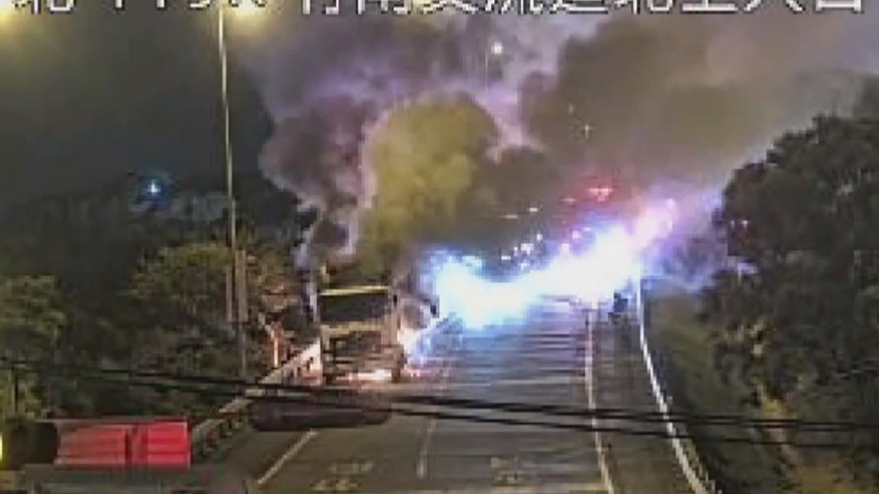 載運冷凍肉貨車疑後方輪胎起火 國三火燒車!接力搶救幸無傷亡