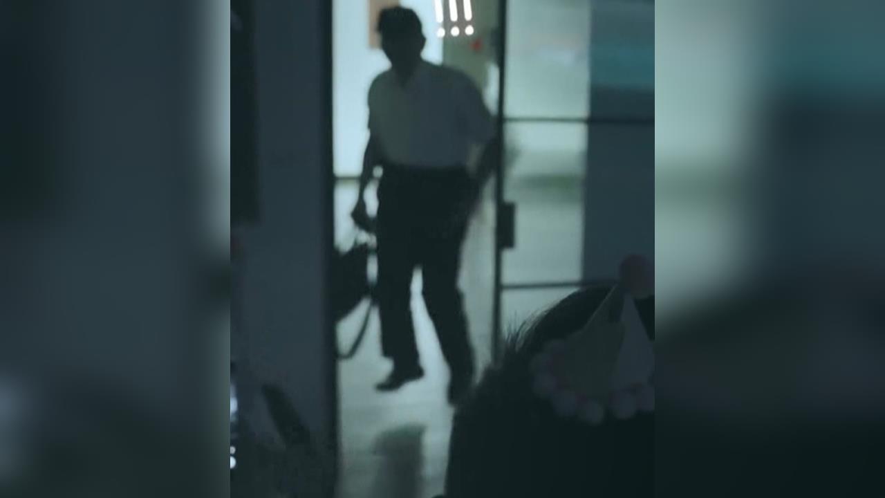 醫學奇蹟？柯文哲傳韌帶受傷拄拐杖現身　隔日慶生驚喜反應嚇一「跳」