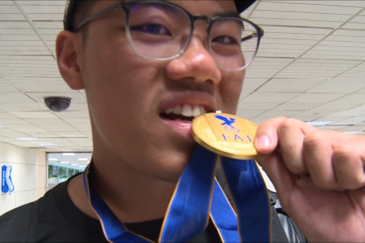 遙控直升機界奧運賽 台灣20歲男孩風光奪冠
