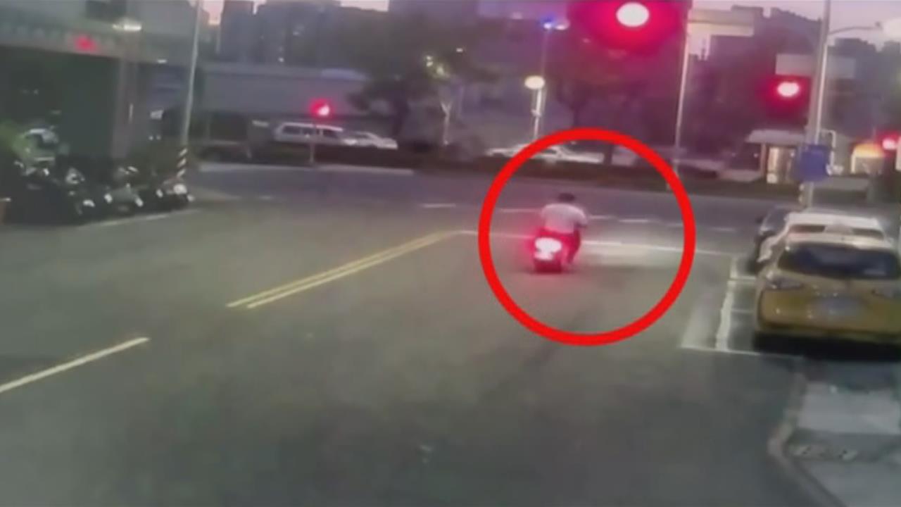 跟天借膽！無照男撞飛員警　熱心民眾騎車沿路追嫌犯