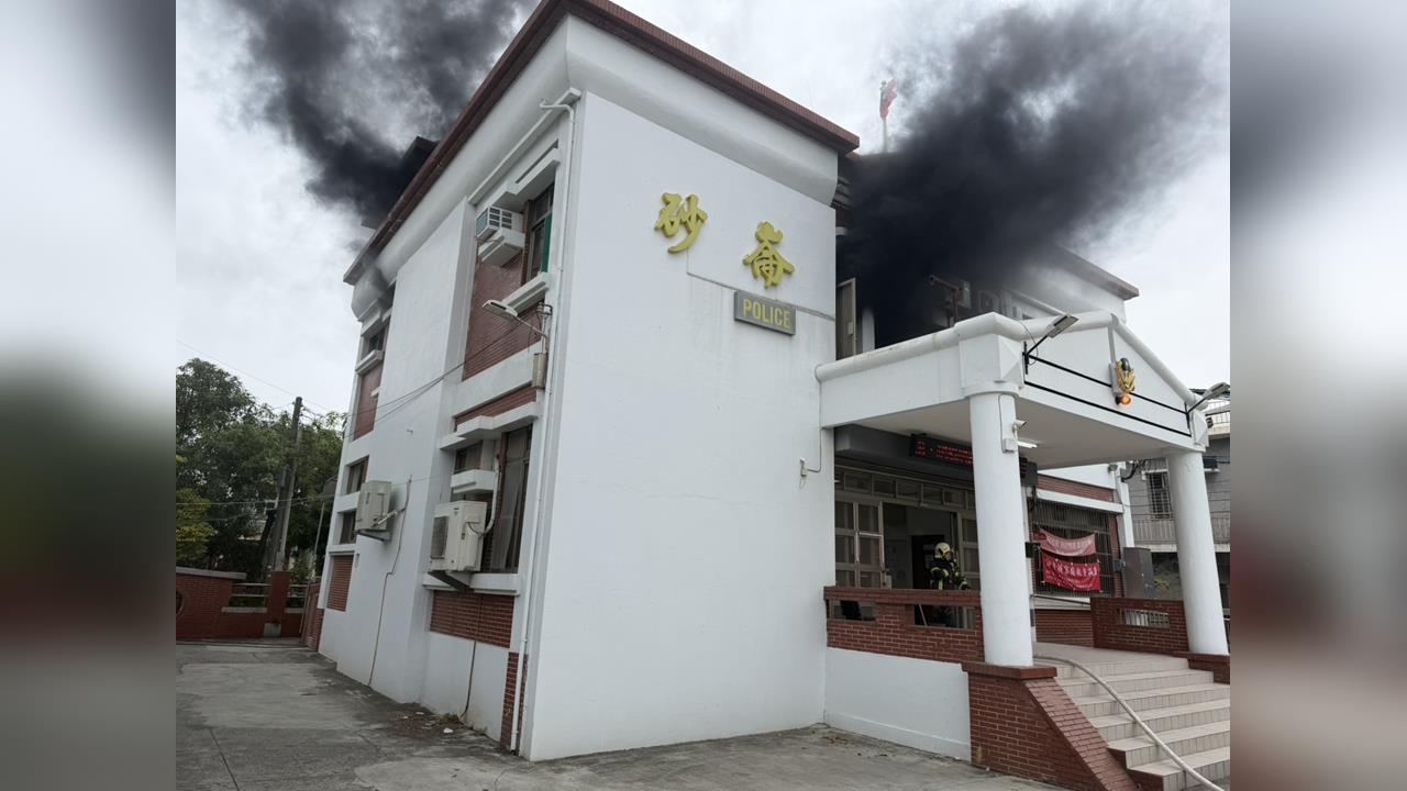 最新／消防搶救警察！沙崙派出所黑煙竄天　疑「這原因」釀災
