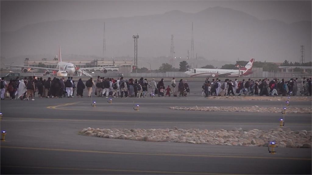 塔利班食言！阻擋美國包機起飛　約百人仍滯留