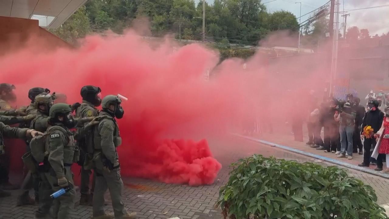 川普移民執法衝突趨激烈 芝加哥1女開車衝撞遭開槍