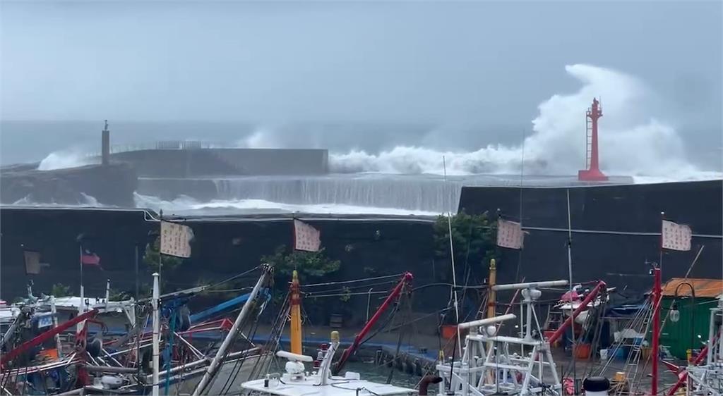 凱米逼近！大溪漁港海水湧進路面　當地餐廳業者照常營業