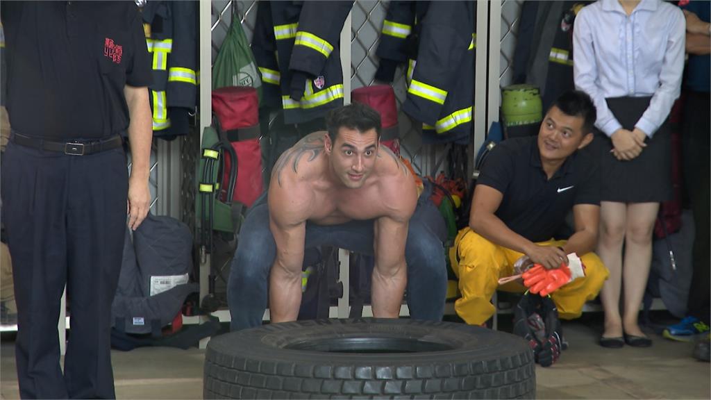 新北消防局推形象月曆 澳洲猛男消防員站台