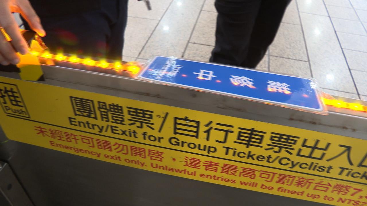 北捷脫序行為再添一樁! 醉男持傘狂砸閘門下場慘