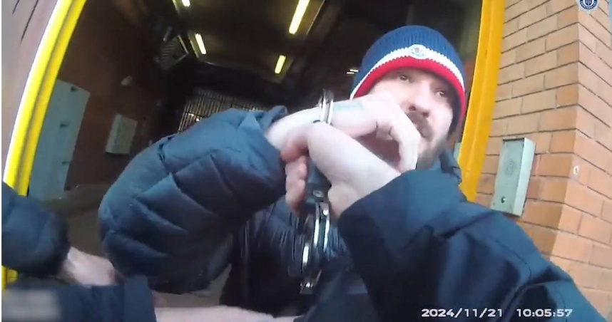 2秒鐘的短暫自由！英國毒販「獄中販毒」　步出監獄瞬間遭警逮捕