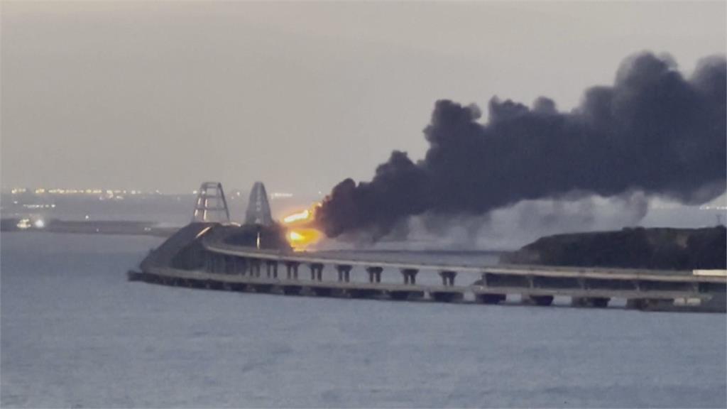 俄與克里米亞交通樞紐「刻赤大橋」爆炸　俄：汽車炸彈引發、幸無人傷亡