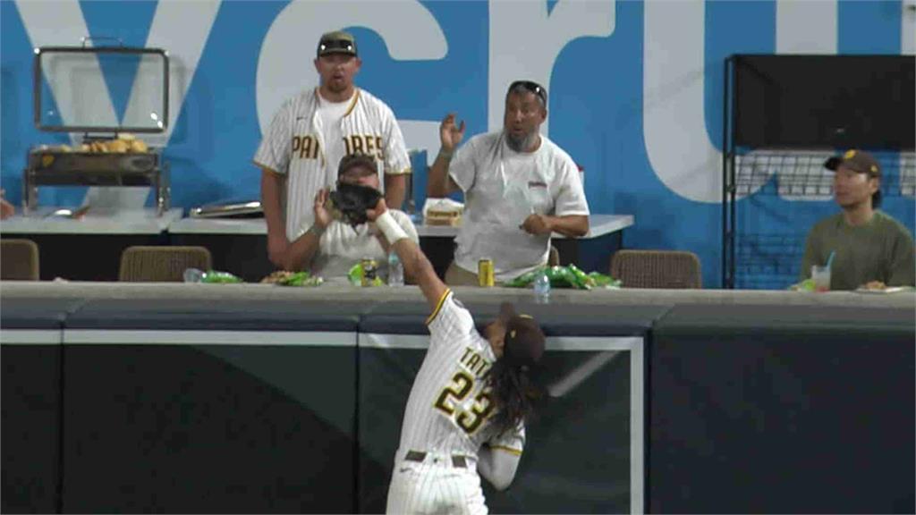 MLB(影)／餐桌上攔截開轟！小塔提斯「單場兩度扮黑洞」拯救教士外野用餐球迷