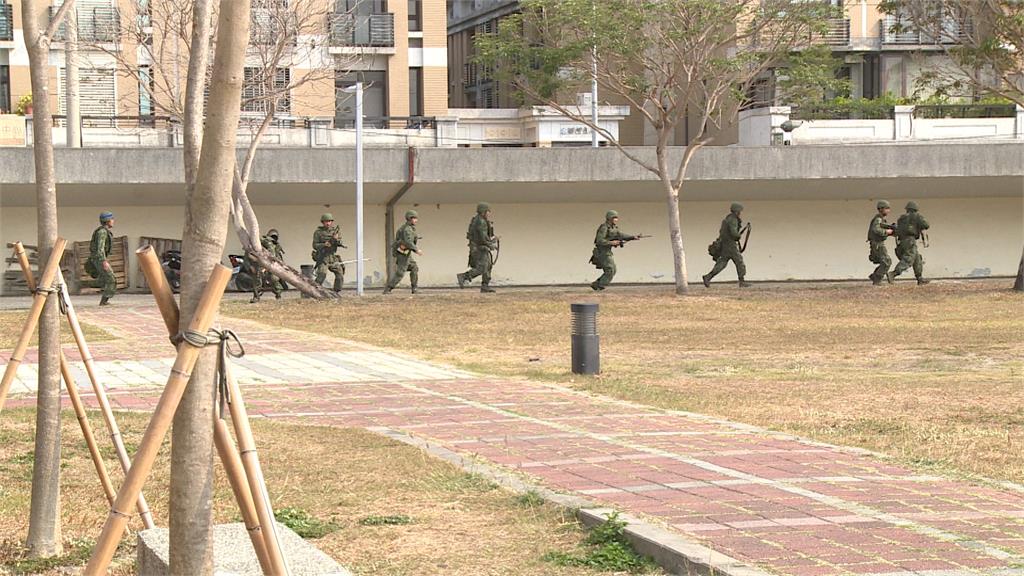 快新聞／網傳新兵遭人用電蚊拍拍打頭部　軍方查證是嬉鬧：「這行為」要罰