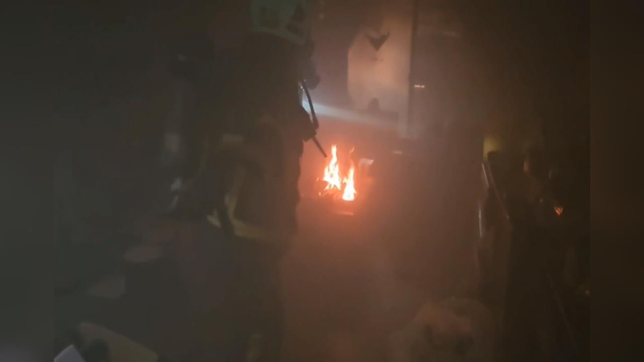 疑與家人吵架「燒雜物」洩憤 警消破門男子倒臥在地嗆傷送醫