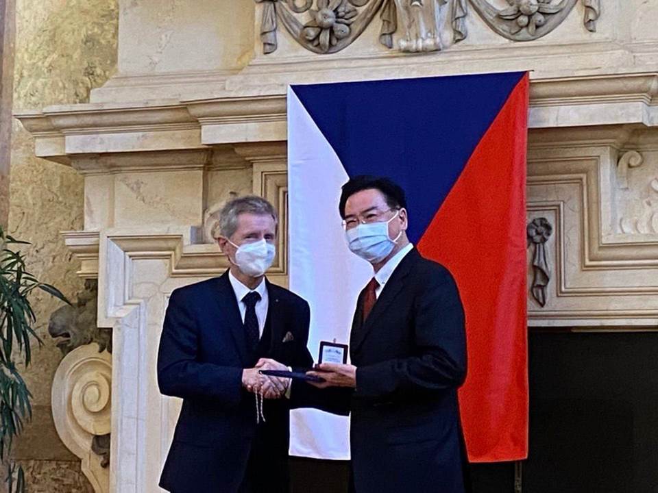 快新聞／吳釗燮獲頒「國際貴賓」銀質獎章　表揚深化台捷雙邊關係卓越貢獻