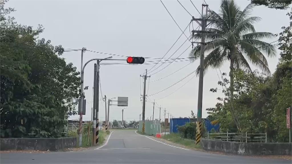 疑闖紅燈遭休旅車撞上拖行　機車竄火！無照七旬婦喪命