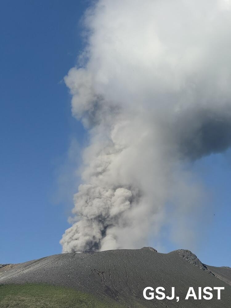 新燃岳火山連續噴發逾一週 火山灰影響當地1/3航班