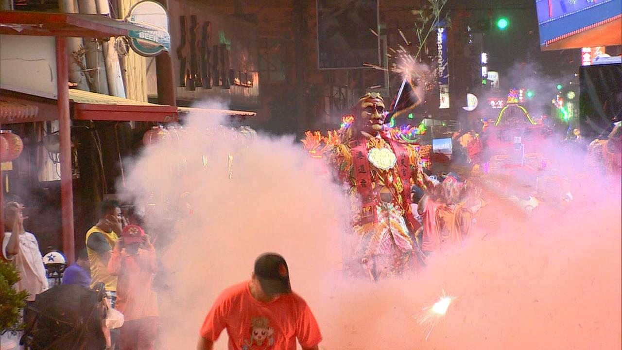 浩天宮大庄媽駐駕廣福宮 "雙媽會"信眾嗨放煙火歡迎