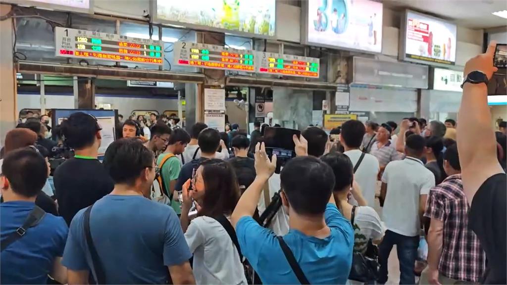 再怎麼醜都是青春歲月　中壢舊火車站走入歷史　民眾不捨道別