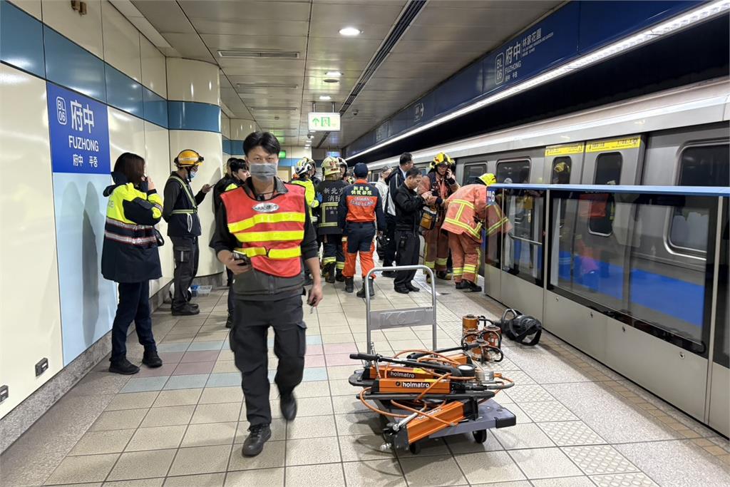 快新聞／北捷府中站「女子墜落軌道」遭撞身亡！　晚間9點狀況排除
