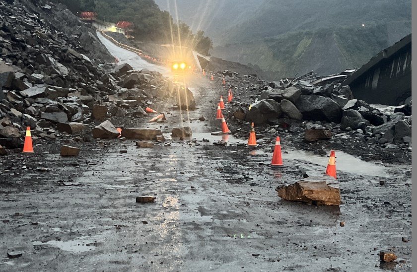 快新聞／颱風來襲！明霸克露橋路段持續落石　交通再度中斷