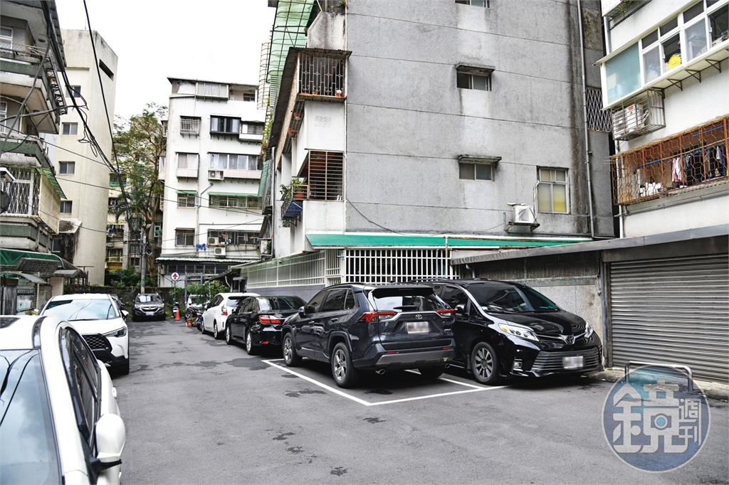 【關中鴨霸惡鄰1】囂張擋道反嗆人　關中司機狠踹2老翁畫面曝光