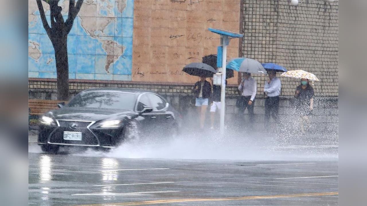 鳳凰颱風恐以「強颱」之姿撲台!北市府回應「停班停課機率」有3不確定因素