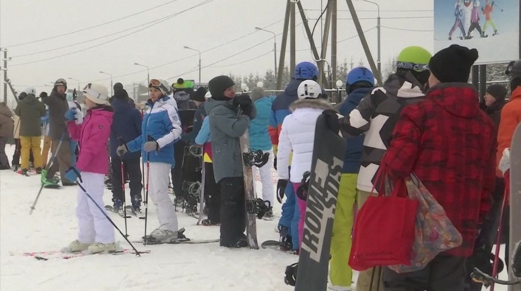 無懼嚴峻疫情 莫斯科滑雪場人滿為患