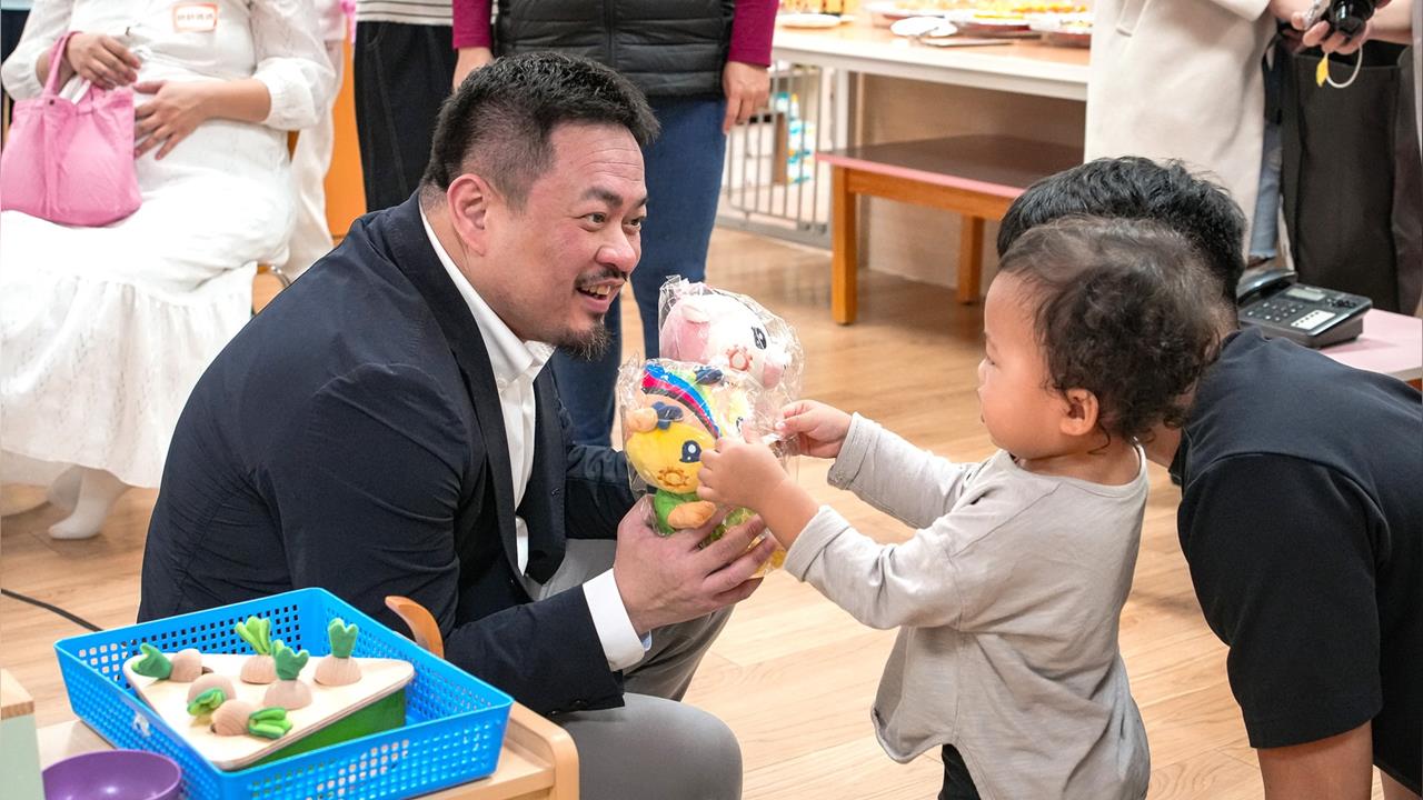 快新聞／爸媽小確幸來了！勞動部育兒假放寬至6歲　洪申翰：薪資成本由政府負擔